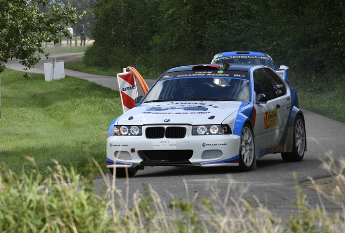Thomas Holm Hansen måtte råbe højt, så John Frederiksen kunne høre noterne, mens de drønede rundt på rallyets længste hastighedsprøve uden lyd på bilens samtaleanlæg.
(Foto: specialpress@gmail.com)